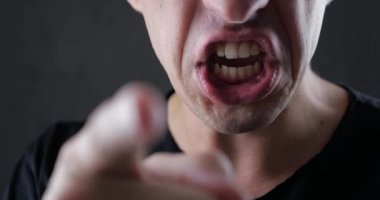 Tatlı adam agresif konuşuyor ve parmağıyla Threatens. Tehlike şiddeti. Zorlamak, zorlamak, hakim