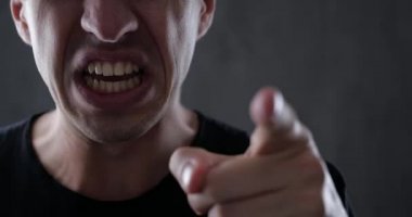 Tatlı adam agresif konuşuyor ve parmağıyla Threatens. Tehlike şiddeti. Zorlamak, zorlamak, hakim. 4k 10-bit