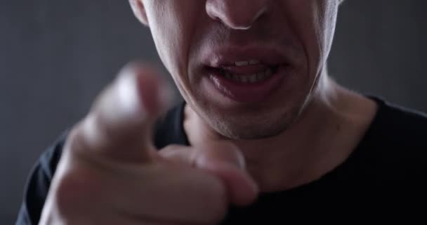 Closeup muž mluví agresivně a ohrožuje svým prstem. Nebezpečí násilí — Stock video