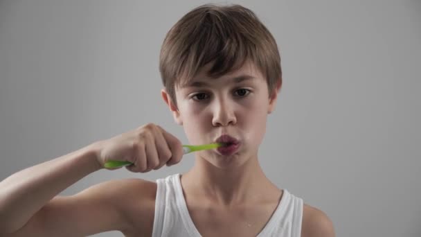 Barn pojke rengör tänderna och lider av svår tandvärk. Tandproblem — Stockvideo