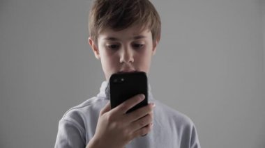 11-12 yıl portre genç yaşlı çocuk beyaz arka plan üzerinde Smartphone kullanarak