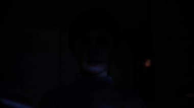 küçük çocuk karanlıkta TV izlerken