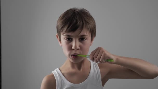 Lttle boy se brosse les dents dans la salle de bain et arrêter parce que l'utilisation d'une douleur dentaire. Problèmes dentaires — Video