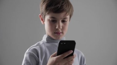 11-12 yıl portre genç yaşlı çocuk beyaz arka plan üzerinde Smartphone kullanarak