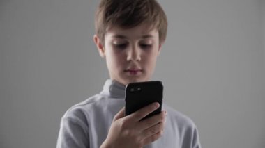 11-12 yıl portre genç yaşlı çocuk beyaz arka plan üzerinde Smartphone kullanarak