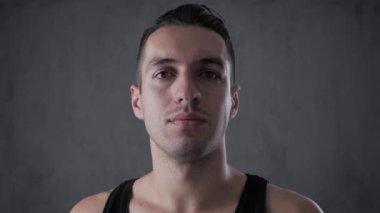 Singlet gri arka plan, genç şık adam portresi kapatın