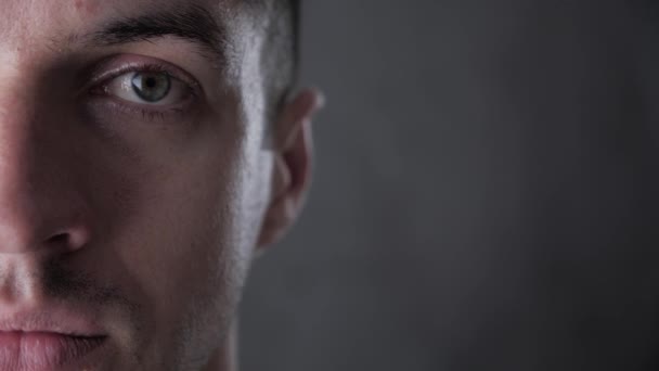 Retrato de close-up de jovem homem elegante em fundo cinza — Vídeo de Stock