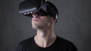 Genç adam giyen Vr sanal gerçeklik yaşandığı kulaklık.