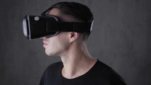 Portrait of young man wearing VR Headset experiencing virtual reality. — Stock Video