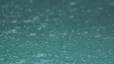 Şiddetli yağmur su çekim. Ağır çekimde su Raindrops düşmek.