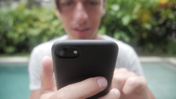 Nahaufnahme Eines Mannes Mit Smartphone Freien Junger Mann Mit Tablet — Stockvideo