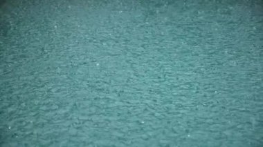 Şiddetli yağmur su çekim. Ağır çekimde su Raindrops düşmek.