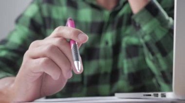 Bir şey bekliyor yorgun işadamı ve işyerinde kalem ile sinirli hareketler yapar