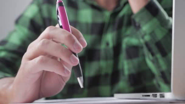 Cierre las manos de hombre de negocios cansado esperando algo y hace movimientos nerviosos con la pluma. Estrés en el trabajo — Vídeos de Stock