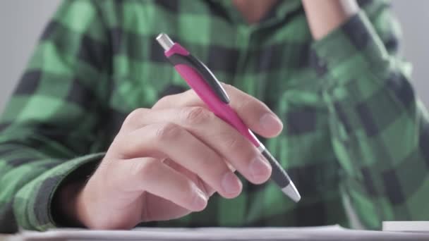 Close-up van handen van moe zakenman wachten tot er iets en nerveuze bewegingen maakt met de pen. Stress op het werk — Stockvideo