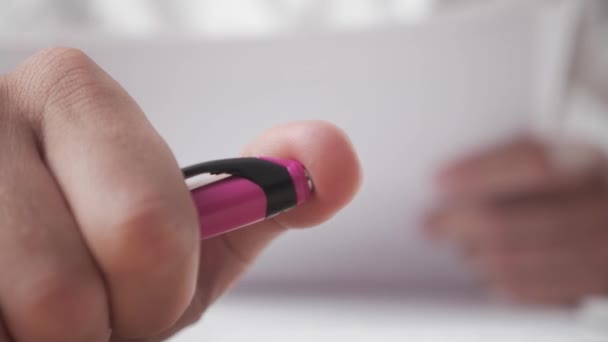 Extremo primer plano de la mano de un hombre haciendo clic en su pluma como si aburrido o nervioso en el trabajo — Vídeos de Stock