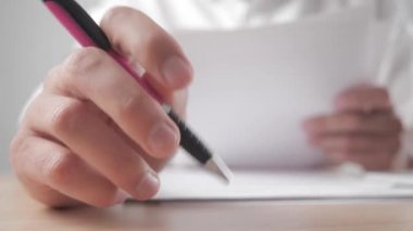 Yorgun işadamı belgeleriyle çalışma kapatın. Bir adam sinirli hareketler kalemle sorunları iş yerinde yapar