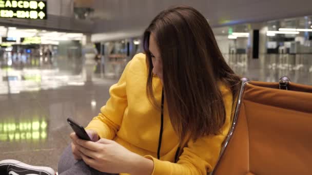 Femme Utilisant Smartphone Dans Salle Attente Aéroport — Video