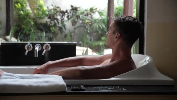 Joven Feliz Hombre Acostado Bañera Baño — Vídeos de Stock