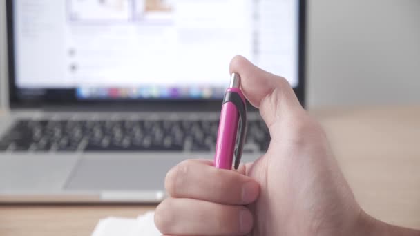 Extreme Nahaufnahme eines Mannes, der bei der Arbeit gelangweilt oder nervös mit dem Stift klickt — Stockvideo