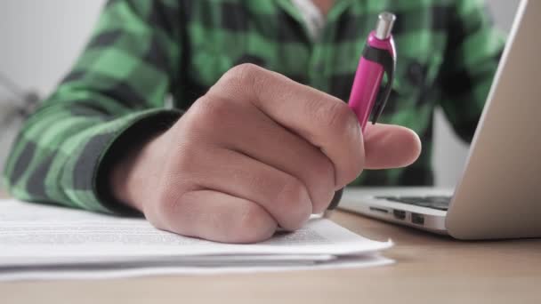 Hombre Negocios Enojado Golpea Puño Sobre Mesa Lugar Trabajo Amenaza — Vídeos de Stock