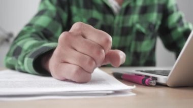 Kızgın işadamı işyerinde masaya yumruk atıyor. Şiddet tehdidi. Patron ofiste saldırganlık gösterir