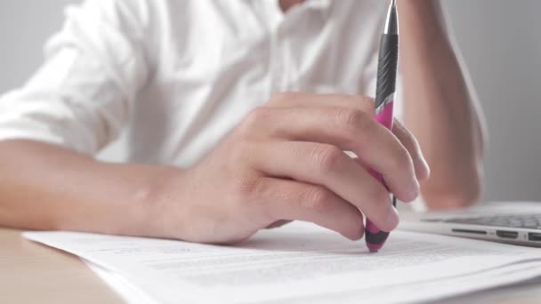 Gros plan mans mains sont nerveux, frapper un stylo à la table. l'acceptation du stress au travail . — Video