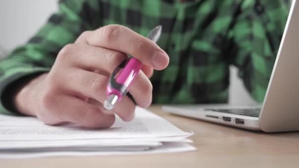 Close-up mans handen zijn nerveus, kloppen van een pen aan de tabel. oncept van stress op het werk. — Stockvideo