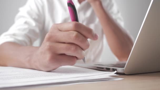 Moe zakenman wachten tot er iets en nerveuze bewegingen maakt met de pen op werkplek — Stockvideo