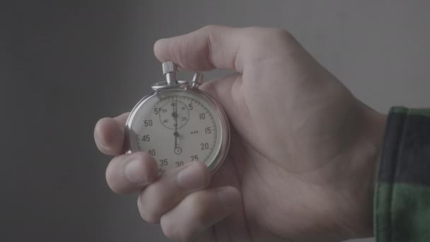 Mans main démarrage d'un chronomètre à fond gris 4K, 10 bits, 4 : 2 : 2 — Video