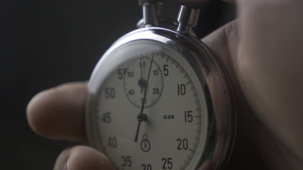 Gros plan d'une personne qui démarre un chronomètre sur fond gris. 4K, 10 BIT, 4 : 2 : 2 . — Video