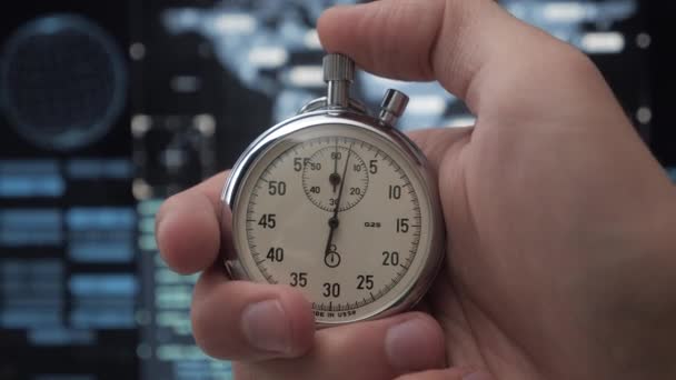 Close-up de uma pessoa iniciando um cronômetro no centro de segurança cibernética preenchido com tela de exibição. Conceito prazo. 4K, 10 BIT, 4: 2: 2 — Vídeo de Stock