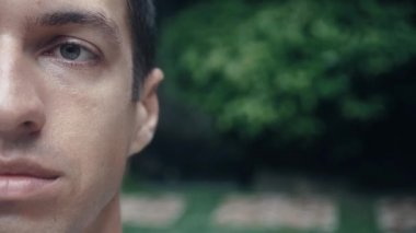 Genç adamın açık yarım yüz portarit. Kamera bakıyor.