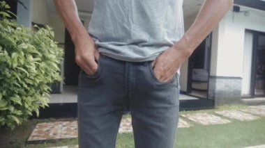 Adam çıkıyor boş cepler onun kot evin önünde kapatın... Para yok