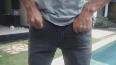 Adam boş ile cepler açık avluda kapatın. Para yok, fakir kavramı