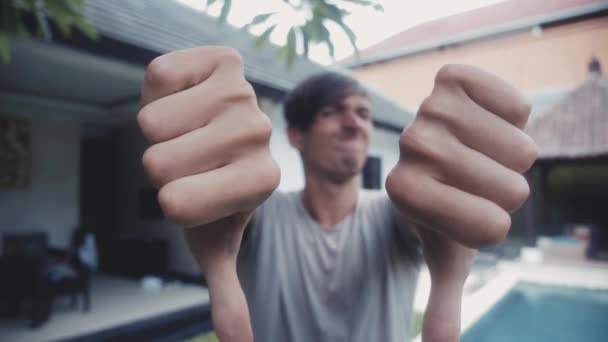 Thumbs Down with Both Hands by Young Man, em casa no pátio, ao ar livre. Conceito de discordância — Vídeo de Stock