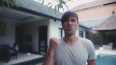 Adam gösterilen Fuck You evin önünde açık portresi.