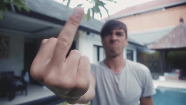 Portré ember mutatja Fuck You szabadtéri, a ház előtt. — Stock videók