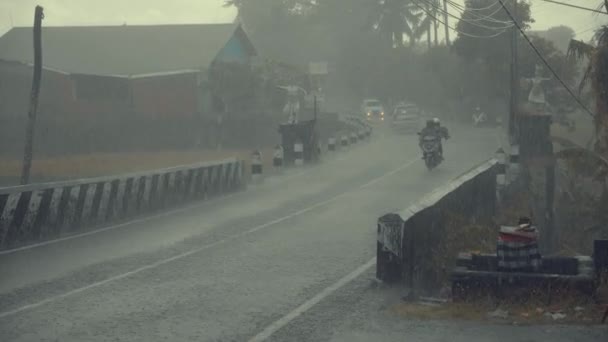 Ubud, Bali, Indonezja - 02 grudnia 2018: Ruchu ulicą typowe na drodze podczas deszczu w Ubud, Wyspa Bali, Indonezja — Wideo stockowe