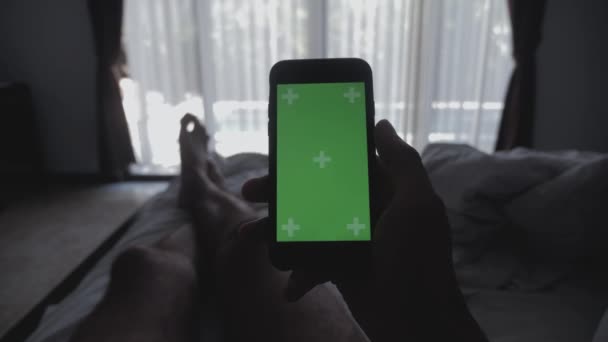 Close Jovem Deitado Cama Segurando Tela Verde Smartphone Croma Chave — Vídeo de Stock