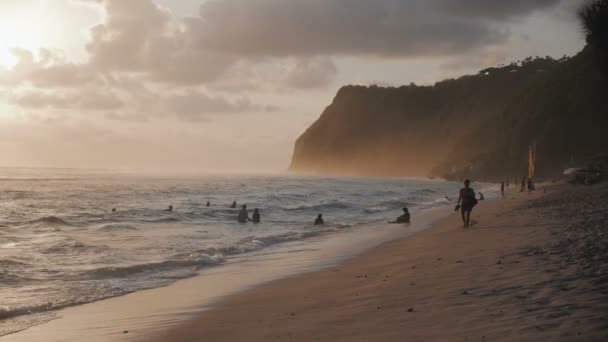 海浪和惊人的热带海滩与美丽的山脉在巴厘岛日落 — 图库视频影像