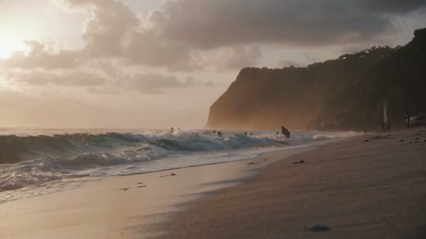 Geweldig strand van het tropische paradijs met oceaan golven bij zonsondergang. — Stockvideo