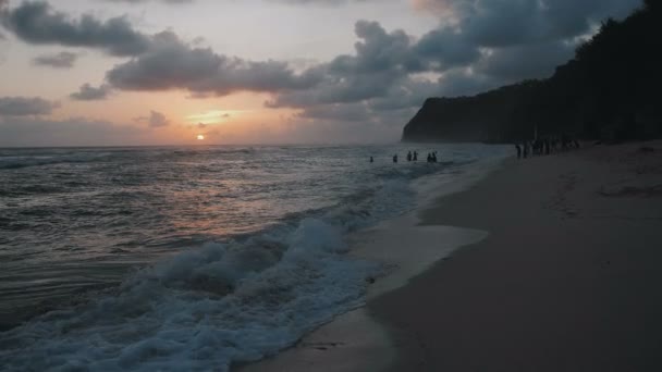熱帯の楽園のビーチの夕暮れの海の波と. — ストック動画