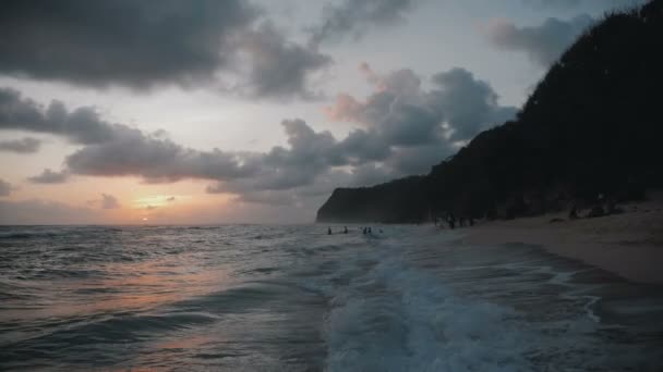 Incroyable plage paradisiaque tropicale avec vagues océaniques au coucher du soleil . — Video