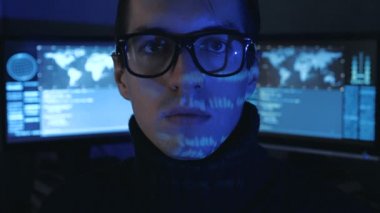 Mavi kod karakterlerini yüzünü göstermek perde ile dolu Siber Güvenlik Merkezi'ndeki yansıtmak iken Hacker programcı bardaklarda portresi kameraya benziyor.