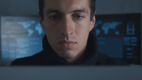 Ritratto di programmatore professionista IT sta lavorando sul computer nel centro di sicurezza informatica pieno di schermi di visualizzazione . — Video Stock