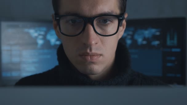 Portret van het professionele programmeur in glazen werkt op computer met cyber security center gevuld met schermen. — Stockvideo