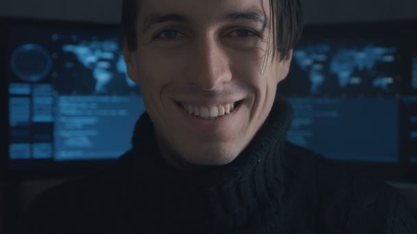 Portrét Hacker programátor při pohledu na fotoaparát cyber security centrum naplněné zobrazovacími jednotkami. — Stock video
