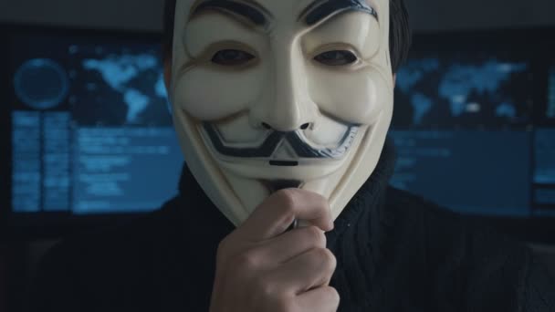 Cherkassy, Ukraina, 04 Januari 2019: Hacker menyembunyikan wajahnya di balik topeng Guy Fawkes di ruangan gelap yang penuh dengan layar tampilan . — Stok Video