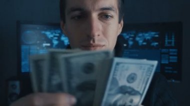 Bir Hacker programcı portresi ith cezai Darknet Siber Güvenlik Merkezi'ndeki göstermek perde ile dolu üzerinde kazanılan para sayar.